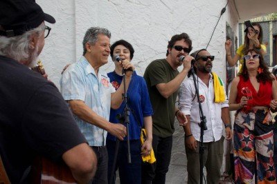Artistas se reúnem em ato anti-vandalismo em frente ao Clube da Esquina
 -  (crédito: Maria Lúcia Passos/EM/D.A Press)