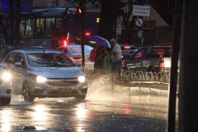 As chuvas podem vir acompanhadas de raios, trovoadas, granizo e rajadas de vento de até 80 km/h no domingo -  (crédito: Marcos Vieira/EM/D.A Press)