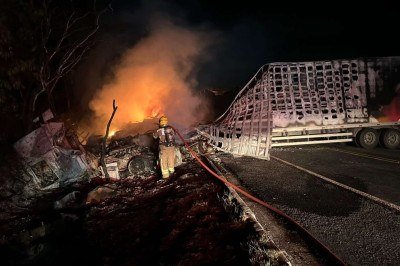 Com o impacto, os veículos se incendiaram -  (crédito: CBMMG)
