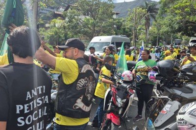 'Motociata do 22' reúne apoiadores de Flávio Bolsonaro (PL), na Praça do Papa, em BH
 -  (crédito: Jair Amaral / EM / DA Press)