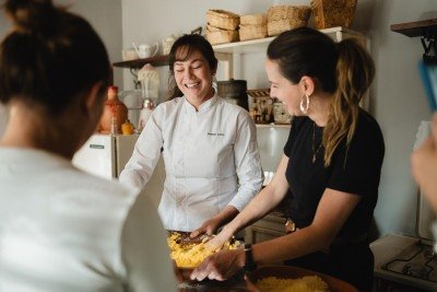As quitandas compartilhadas à mesa são preparadas a muitas mãos e ajudam a preservar uma tradição tão importante para a cultura mineira -  (crédito: Dynelle Coelho/Divulgação )