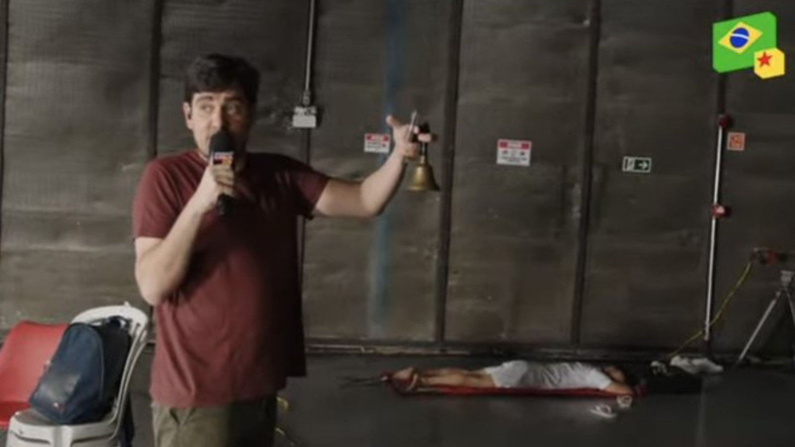Marcelo Adnet se recusou a usar o sino para despertar Andr&eacute; Janones durante a transmiss&atilde;o ao vivo de apoio &agrave; reelei&ccedil;&atilde;o de Lula. -  (crédito: Reprodu&ccedil;&atilde;o / YouTube)
