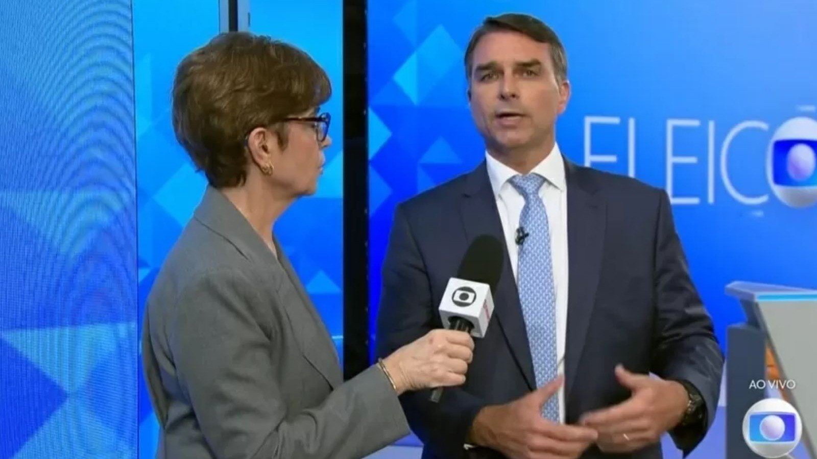 Fl&aacute;vio Bolsonaro &eacute; entrevistado por Renata Lo Prete ap&oacute;s debate da TV Globo, onde foi corrigido sobre dados ambientais -  (crédito: TV Globo)