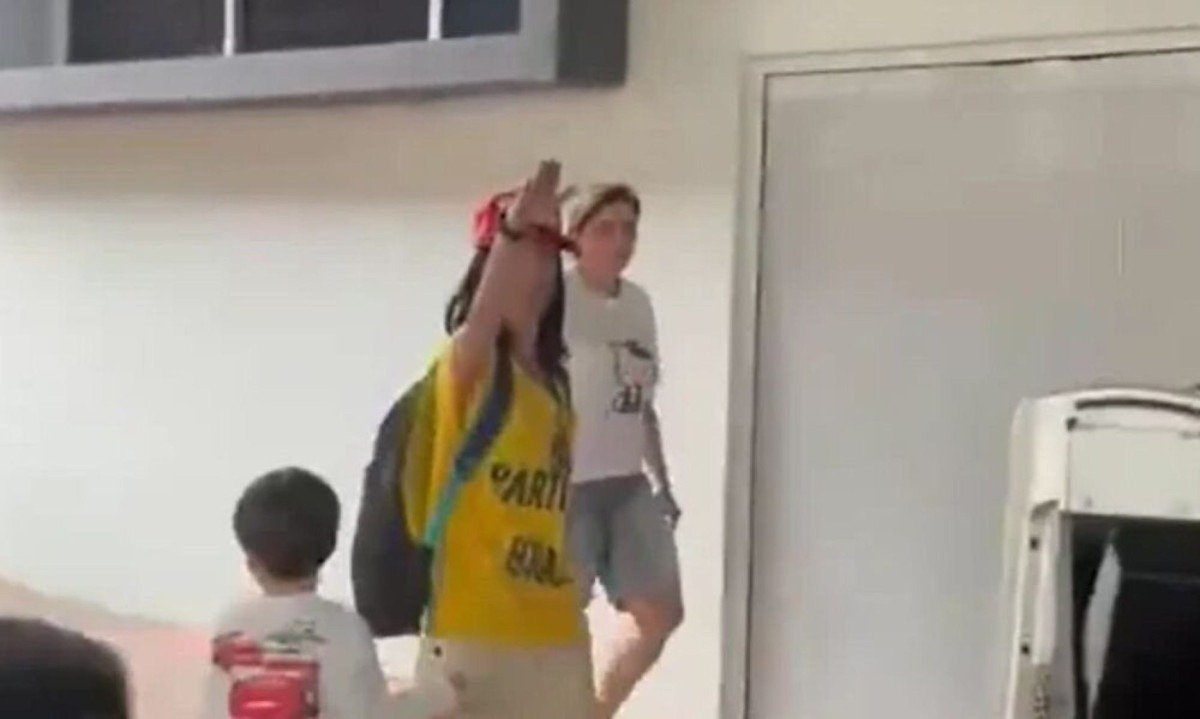 Mulher com camisa do Brasil e boné do Maga faz saudação nazista ao sair de votação em Botafogo - (crédito: Tupi)