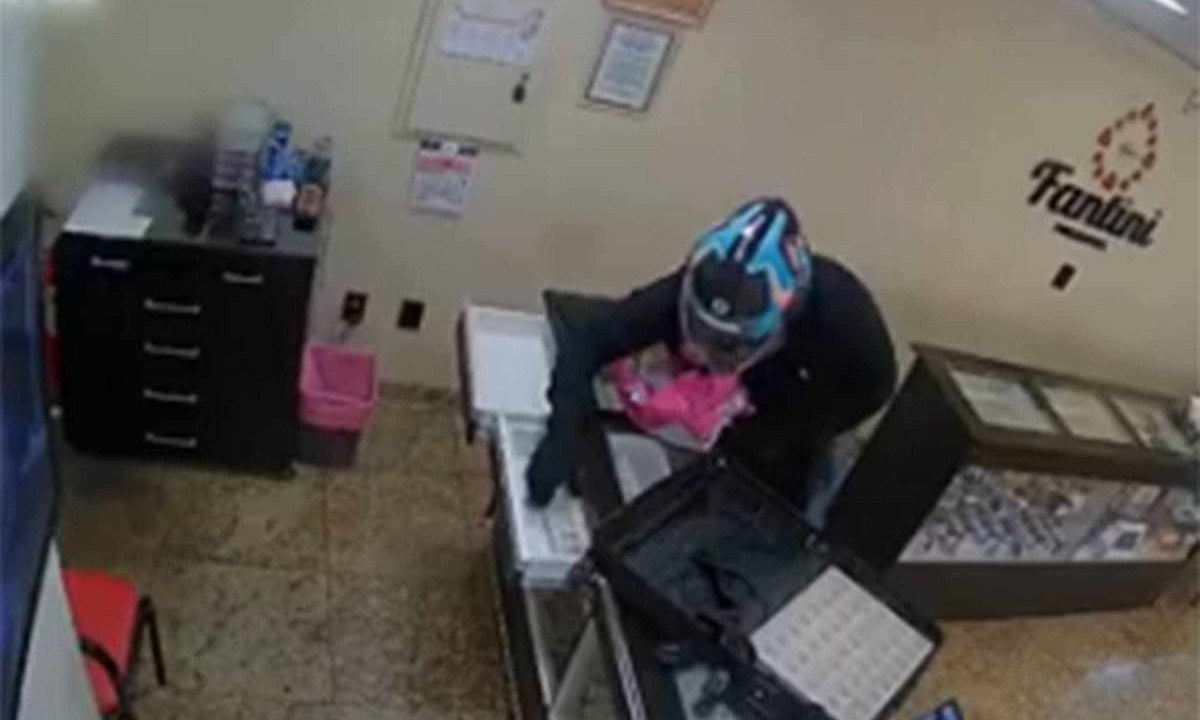 Assaltante com capacete levou os vendedores para um cômodo fda loja enquanto esvaziava as gavetas e mostruários da joalheria - (crédito: Reprodução)