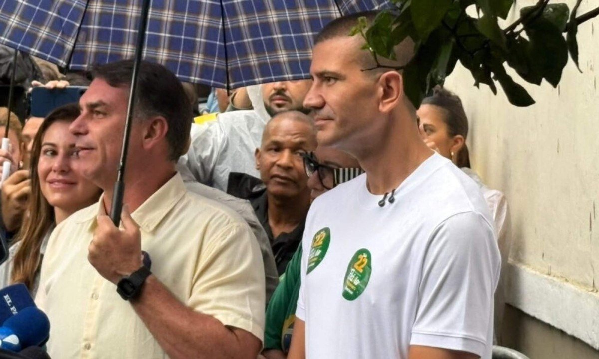 Flávio Bolsonaro vota no Rio e destaca esperança de renovação no país - (crédito: Tupi)