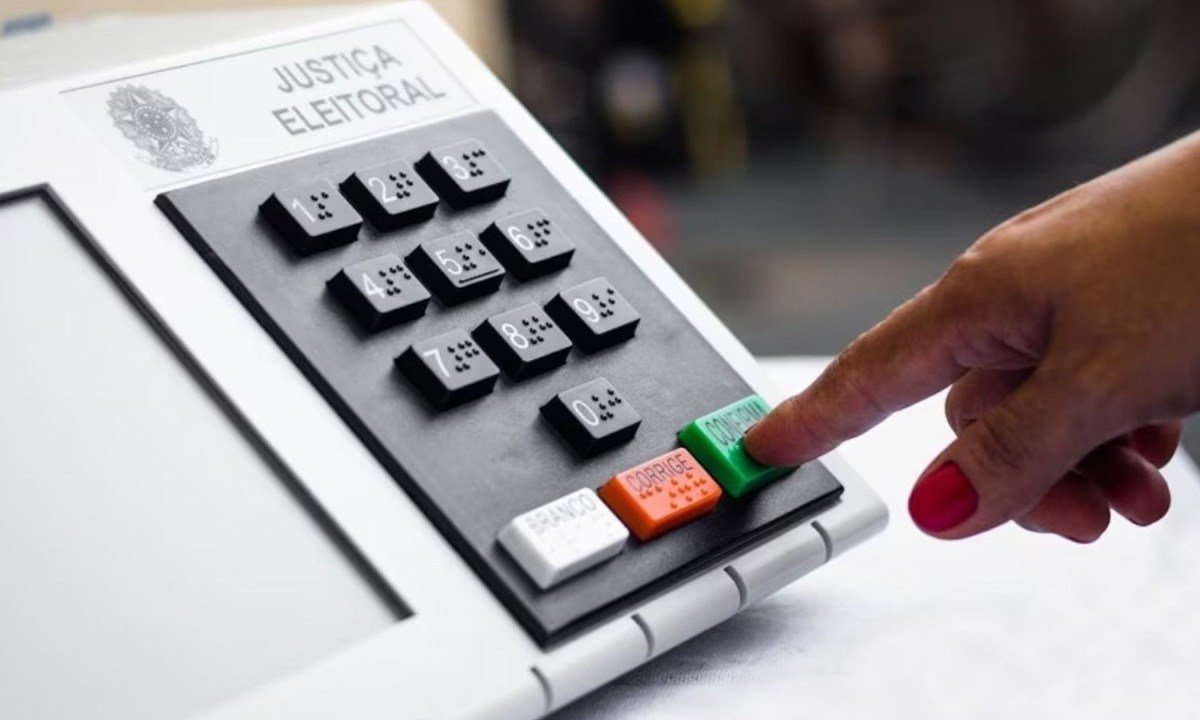Eleitora registra voto em urna eletrônica, seguindo as orientações do Tribunal Superior Eleitoral para o dia da votação - (crédito: TSE)