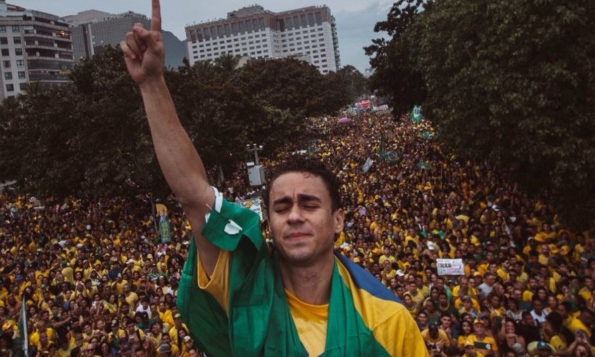 Nikolas Ferreira emocionado durante manifestação de apoio a Flávio Bolsonaro, citada em suas redes antes do 2º turno - (crédito: Redes sociais)