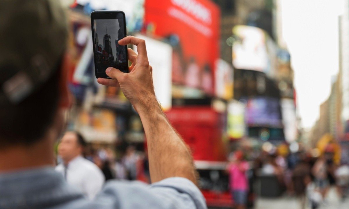 O celular conecta na rede estrangeira, a operadora cobra o dia, e pronto. Só que prático, nesse caso, costuma sair caro -  (crédito: magnific.com)