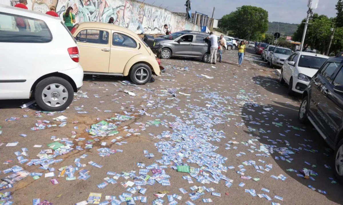 A distribuição de santinhos, uso de auto-falantes, realização de comício, carreata e passeata são proibidos - (crédito: Joédson Alves/Agência Brasil)