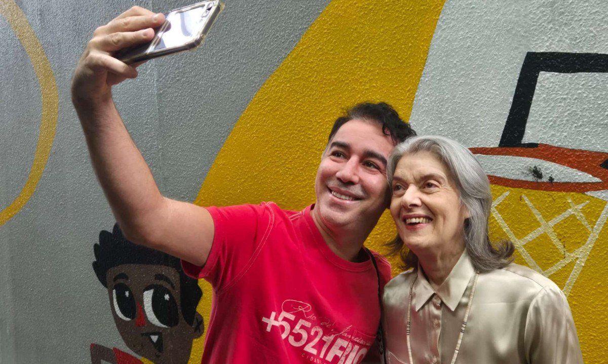 Carmen Lúcia atende fãs e admiradores no local de votação - (crédito: Jair Amaral / EM / DA Press)