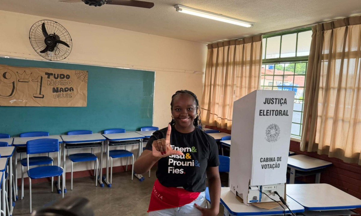 deputada federal eleita Ana Elisa (PT) votou por volta das 9h na Escola Estadual Antônio Olímpio, no bairro Espírito Santo, em Divinópolis - (crédito: Amanda Quintiliano/Portal Gerais)
