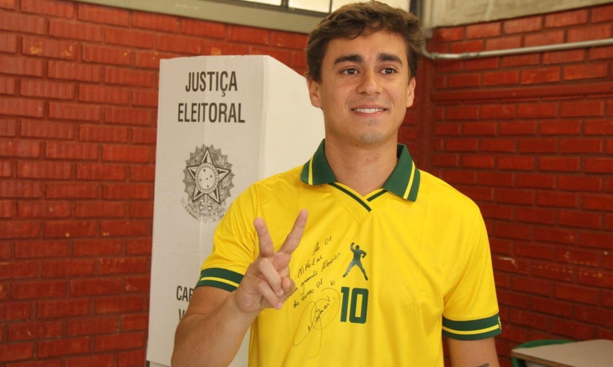 Nikolas Ferreira votou na Escola Estadual Álvaro Salles, no Bairro Trevo, na Região da Pampulha - (crédito: Jair Amaral / EM / DA Press)