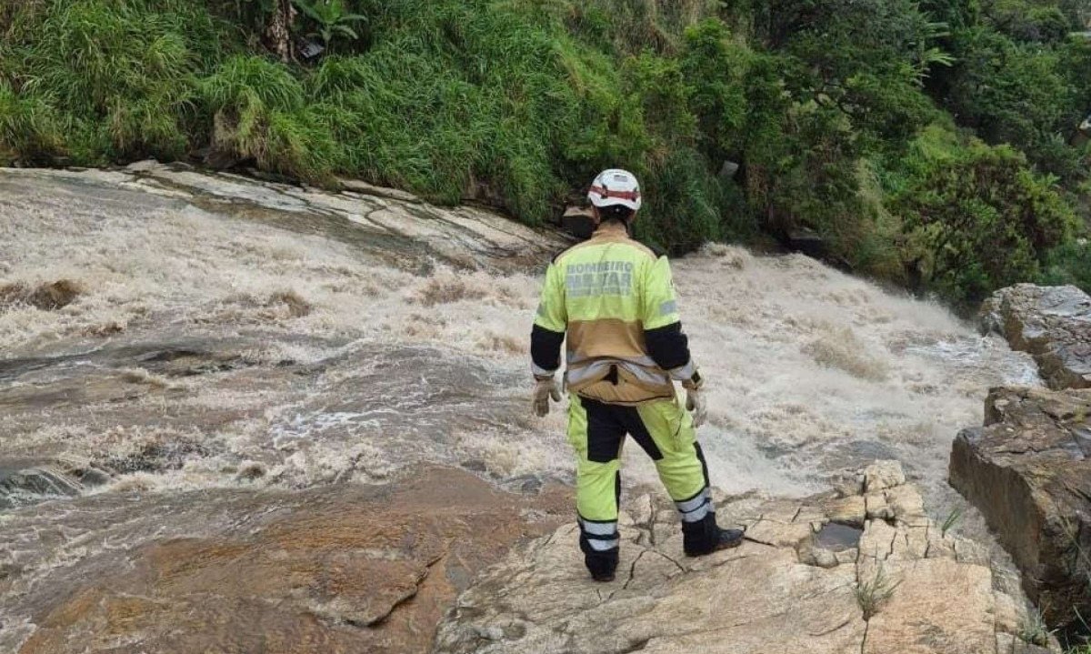 Bombeiros procuram nas imediações do Córrego do Onça e no Bairro Ribeiro de Abreu - (crédito: CBMMG)