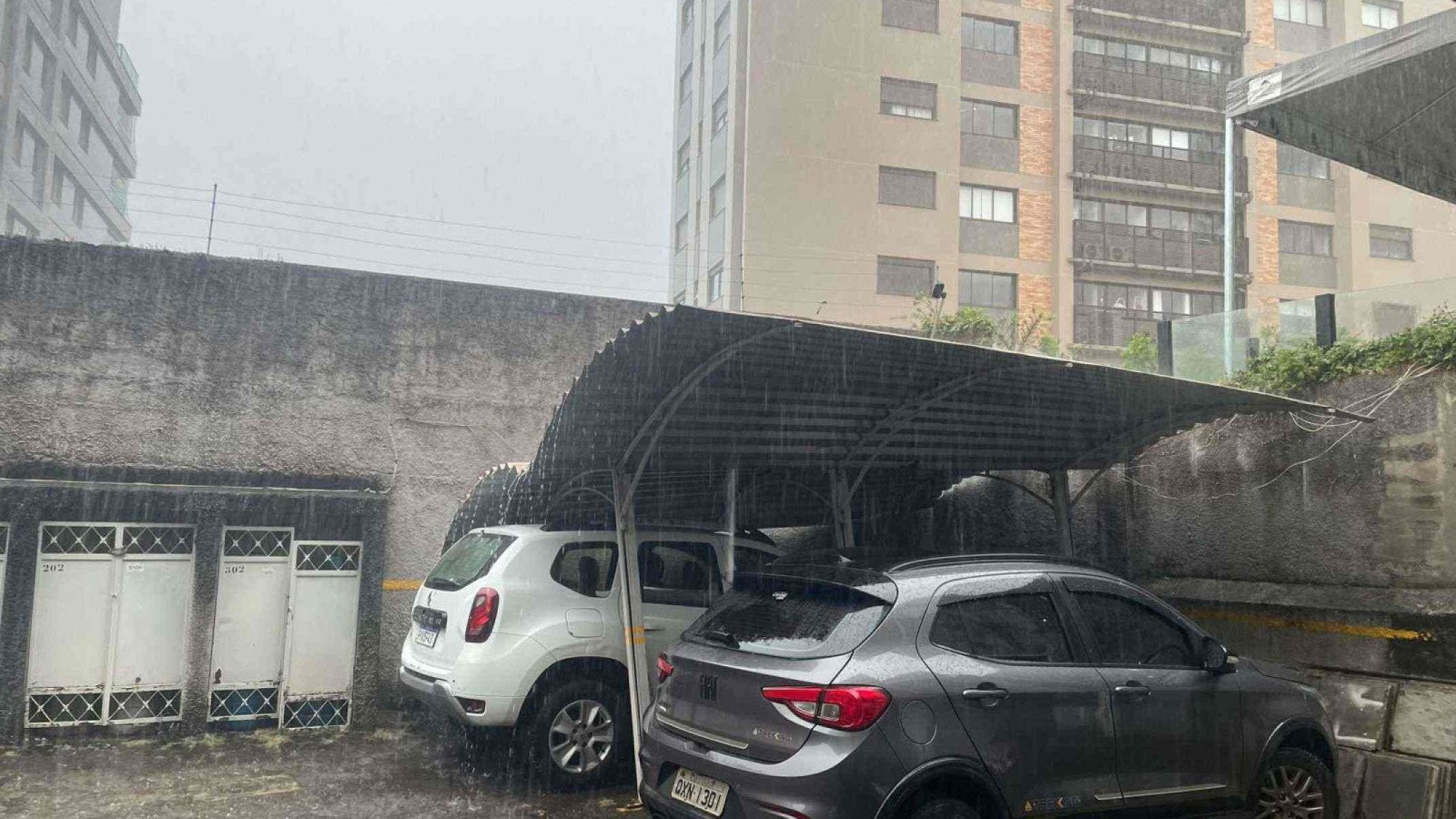 Telhado de garagem em pr&eacute;dio residencial cedeu com a ventania e quase atingiu carros. Propriet&aacute;rios tiveram de remover os ve&iacute;culos