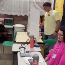 Careta de mesária ao receber Flávio Bolsonaro viraliza nas redes - Redes Sociais