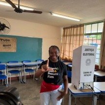 Ana Elisa (PT) vota e demonstra preocupação caso Flávio Bolsonaro vença - Amanda Quintiliano/Portal Gerais