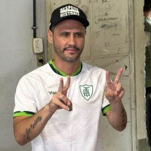 Cleitinho faz gesto de apoio a Flávio Bolsonaro e pede união: 'Somos um só' - Heloisa Benício/Portal Gerais