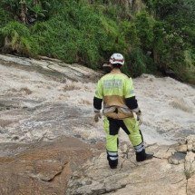 Bombeiros procuram por homem que caiu em córrego durante temporal - CBMMG