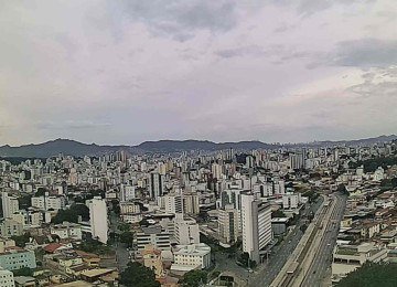 Belo Horizonte amanheceu nublada e h&aacute; previs&atilde;o de chuvas fortes &agrave; tarde. Na foto a vis&atilde;o da Regi&atilde;o Centro-Sul a partir do Hotel Ouro Minas -  (crédito: Reprodu&ccedil;&atilde;o/Clima ao Vivo)