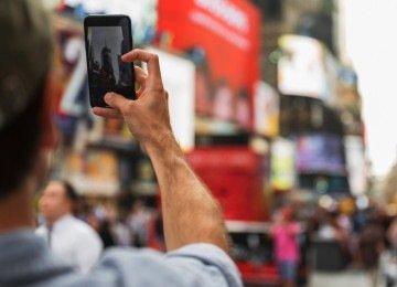 O celular conecta na rede estrangeira, a operadora cobra o dia, e pronto. Só que prático, nesse caso, costuma sair caro -  (crédito: magnific.com)