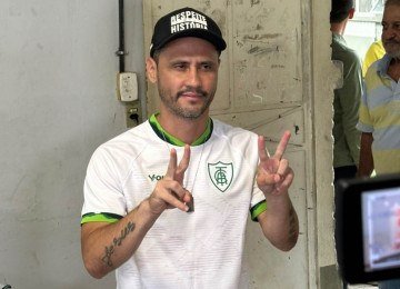 Cleitinho Azevedo, governador eleito de Minas Gerais, votou na Escola Estadual Martin Cyprien, em Divinópolis -  (crédito: Heloisa Benício/Portal Gerais)