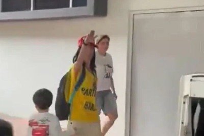 Mulher com camisa do Brasil e boné do Maga faz saudação nazista ao sair de votação em Botafogo -  (crédito: Tupi)