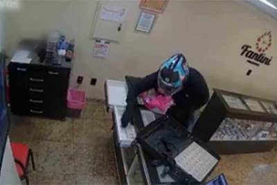 Assaltante com capacete levou os vendedores para um c&ocirc;modo fda loja enquanto esvaziava as gavetas e mostru&aacute;rios da joalheria -  (crédito: Reprodu&ccedil;&atilde;o)