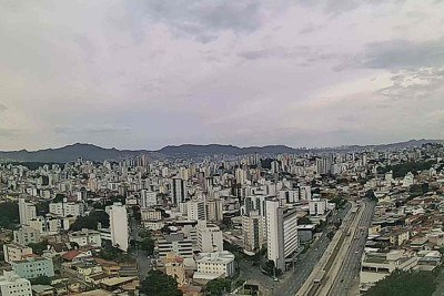 Belo Horizonte amanheceu nublada e h&aacute; previs&atilde;o de chuvas fortes &agrave; tarde. Na foto a vis&atilde;o da Regi&atilde;o Centro-Sul a partir do Hotel Ouro Minas -  (crédito: Reprodu&ccedil;&atilde;o/Clima ao Vivo)