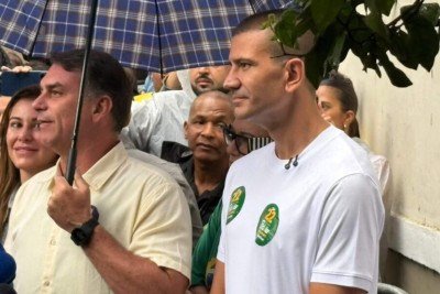 Flávio Bolsonaro vota no Rio e destaca esperança de renovação no país -  (crédito: Tupi)