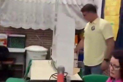 Nas imagens que circulam na internet, a expressão da mesária ao receber o candidato chamou a atenção dos usuários -  (crédito: Redes Sociais)