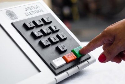 Eleitora registra voto em urna eletr&ocirc;nica, seguindo as orienta&ccedil;&otilde;es do Tribunal Superior Eleitoral para o dia da vota&ccedil;&atilde;o -  (crédito: TSE)