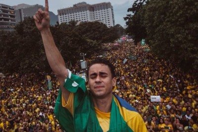 Nikolas Ferreira emocionado durante manifesta&ccedil;&atilde;o de apoio a Fl&aacute;vio Bolsonaro, citada em suas redes antes do 2&ordm; turno -  (crédito: Redes sociais)