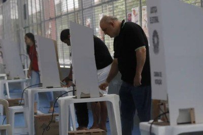 Quem vai votar neste segundo turno das eleições precisa ficar atento às mudanças em locais de votação -  (crédito: Fernando Frazão/Agência Brasil)
