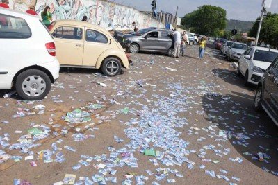 A distribuição de santinhos, uso de auto-falantes, realização de comício, carreata e passeata são proibidos -  (crédito: Joédson Alves/Agência Brasil)