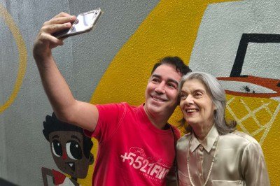 Carmen Lúcia atende fãs e admiradores no local de votação -  (crédito: Jair Amaral / EM / DA Press)