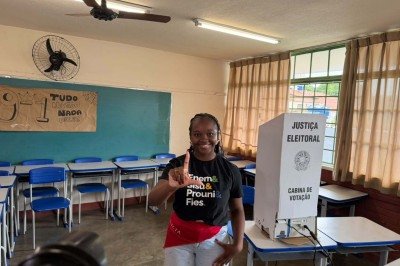 deputada federal eleita Ana Elisa (PT) votou por volta das 9h na Escola Estadual Antônio Olímpio, no bairro Espírito Santo, em Divinópolis -  (crédito: Amanda Quintiliano/Portal Gerais)