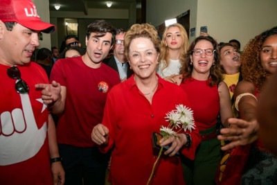 Dilma Rousseff reúne dezenas de apoiadores em seu local de votação, o Colégio Santa Marcelina, na Pampulha -  (crédito: Leandro Couri/EM/D.APress)
