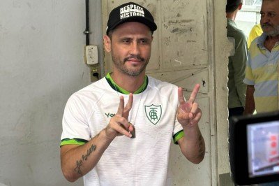 Cleitinho Azevedo, governador eleito de Minas Gerais, votou na Escola Estadual Martin Cyprien, em Divinópolis -  (crédito: Heloisa Benício/Portal Gerais)