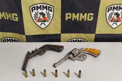 Duas armas e munições foram apreendidas pela Polícia Militar durante as buscas pelos suspeitos  -  (crédito: PMMG/Divulgação)