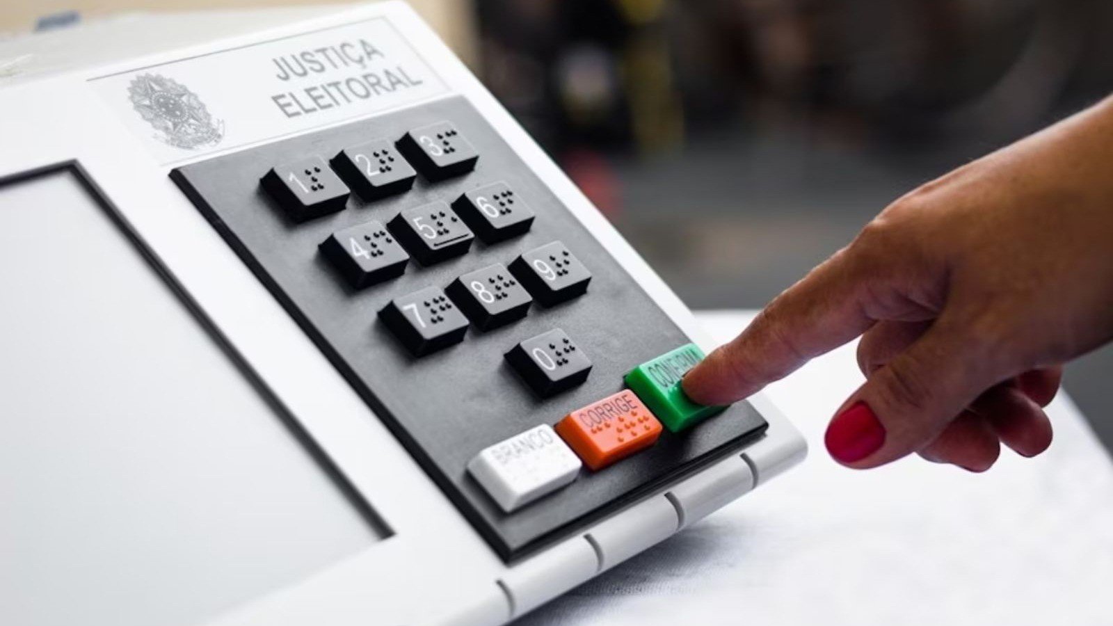 Eleitora registra voto em urna eletr&ocirc;nica, seguindo as orienta&ccedil;&otilde;es do Tribunal Superior Eleitoral para o dia da vota&ccedil;&atilde;o -  (crédito: TSE)