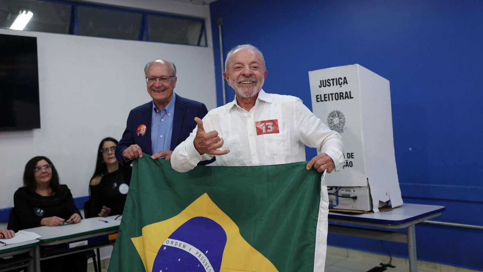 Lula posa com a bandeira do Brasil ap&oacute;s votar em S&atilde;o Bernardo do Campo, acompanhado de Geraldo Alckmin, no dia da elei&ccedil;&atilde;o -  (crédito: GloboNews / reprodu&ccedil;&atilde;o)