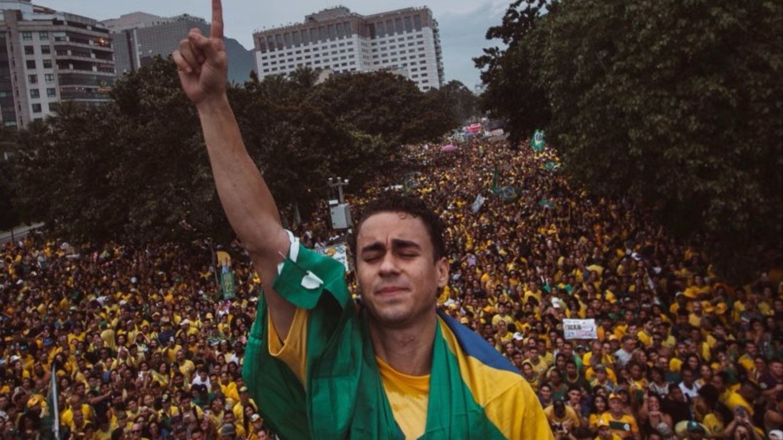 Nikolas Ferreira emocionado durante manifesta&ccedil;&atilde;o de apoio a Fl&aacute;vio Bolsonaro, citada em suas redes antes do 2&ordm; turno -  (crédito: Redes sociais)