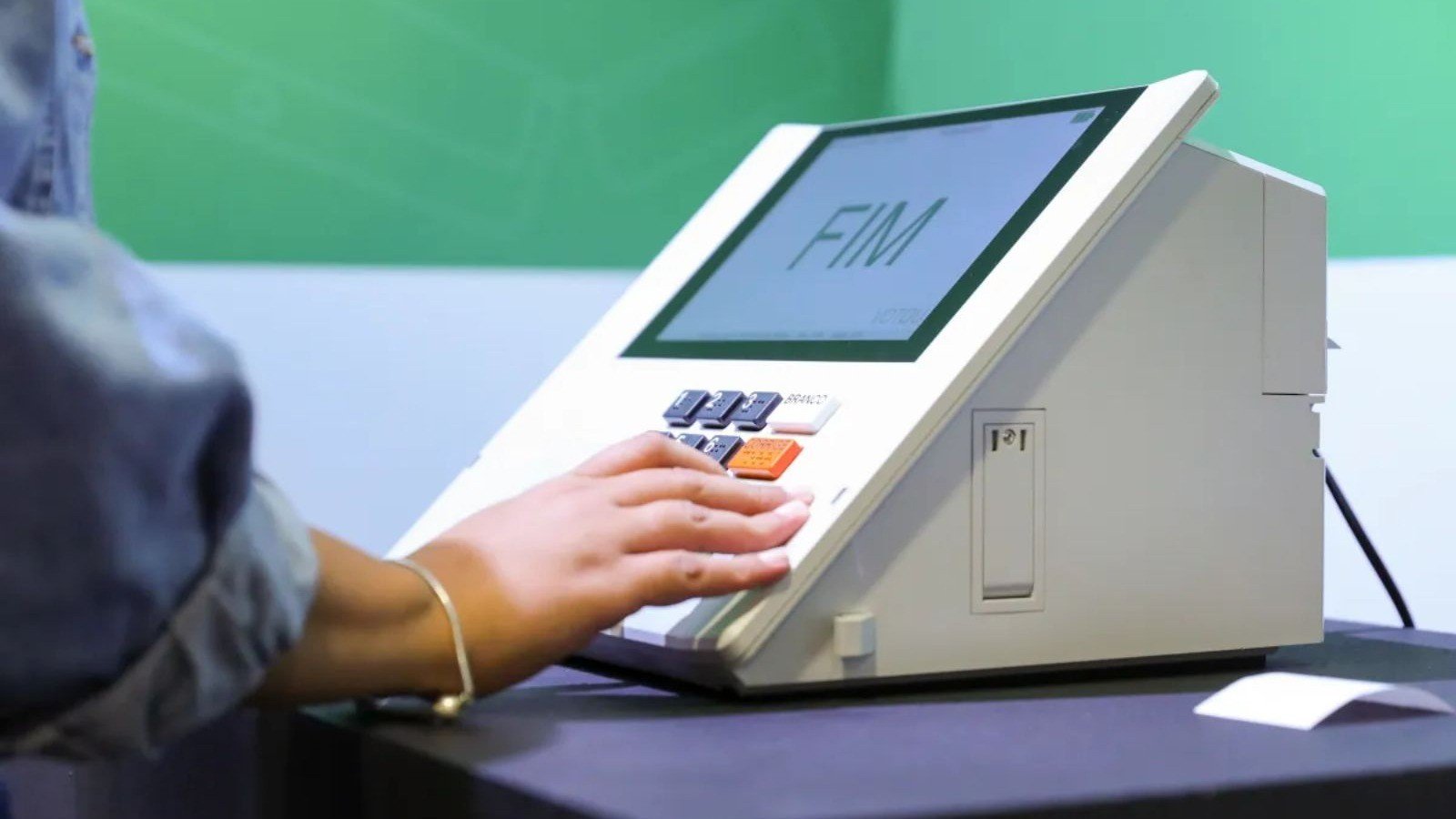 O voto eletr&ocirc;nico &eacute; o instrumento das novas elei&ccedil;&otilde;es municipais e do segundo turno de cargos majorit&aacute;rios no pa&iacute;s -  (crédito: TSE)