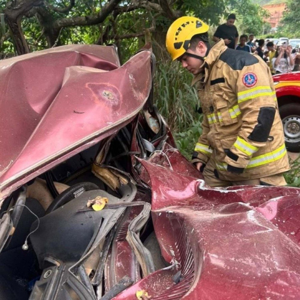 Motorista morre preso às ferragens e três pessoas ficam feridas