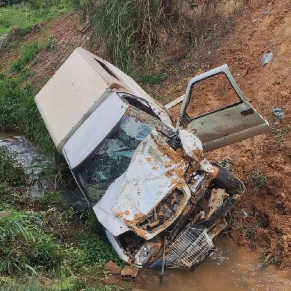 Idoso morre após carro cair em córrego na Grande BH