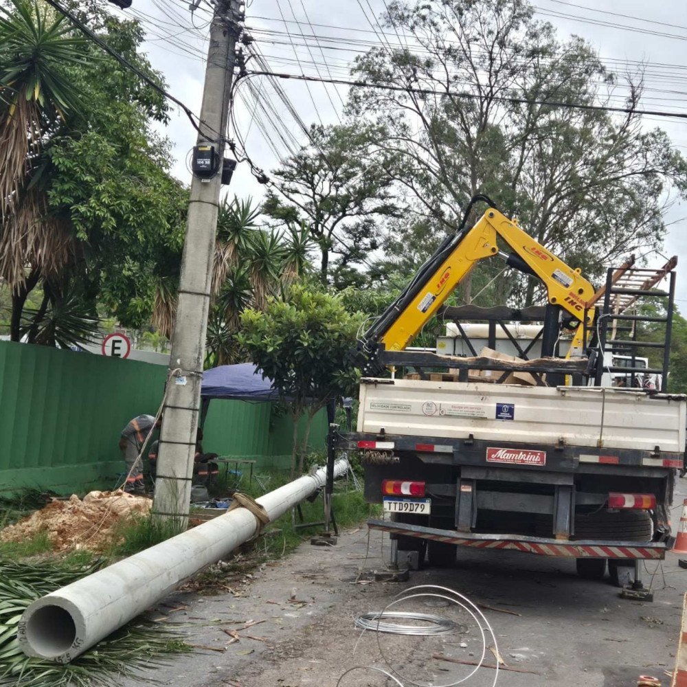 Após temporal que atingiu BH, postes danificados são trocados