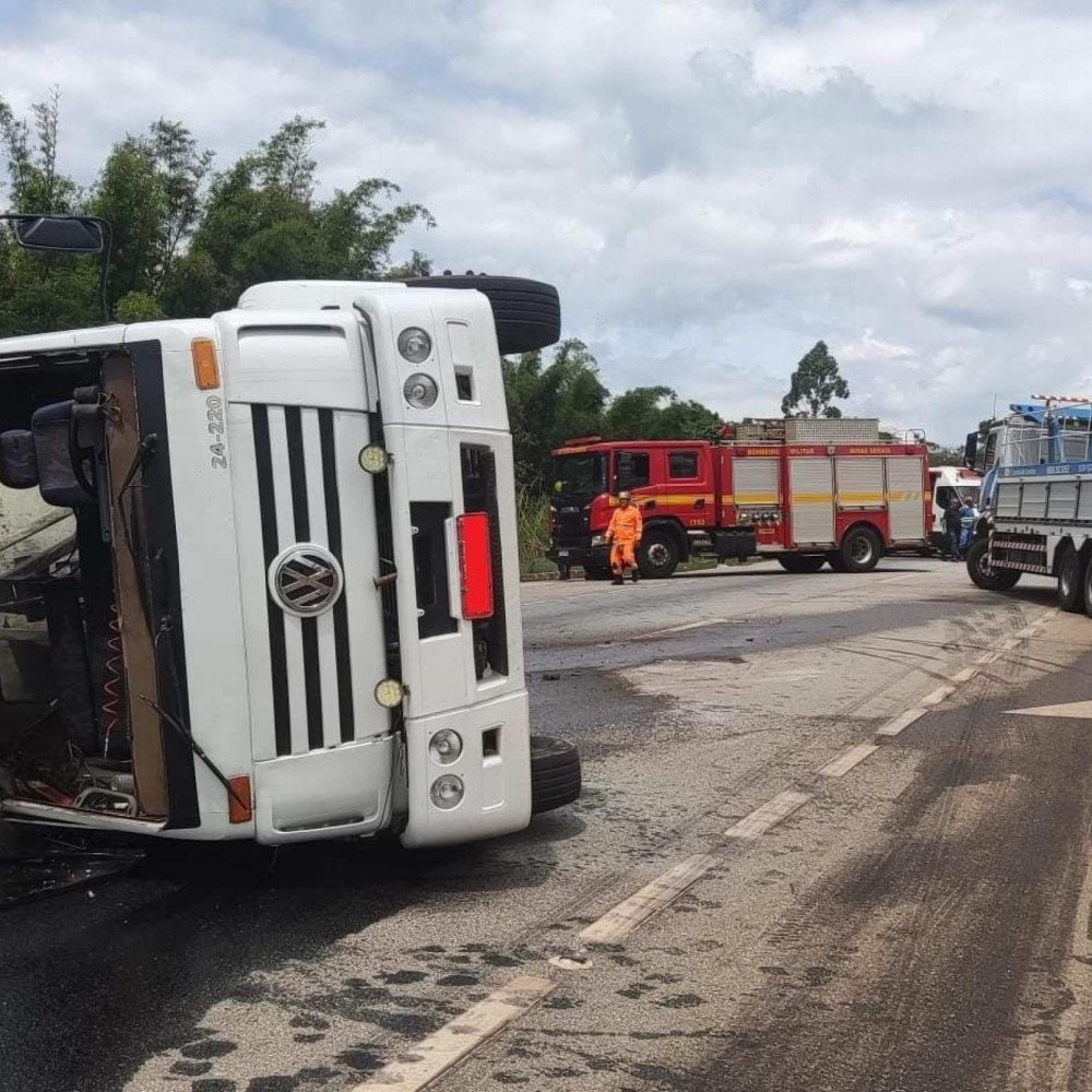 Caminhão carregado de óleo tomba e bloqueia BR-262, na Grande BH