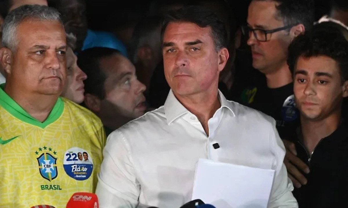 Flávio Bolsonaro fala sobre a derrota em coletiva com apoiadores - (crédito: Ed Alves/CB/D.A Press)