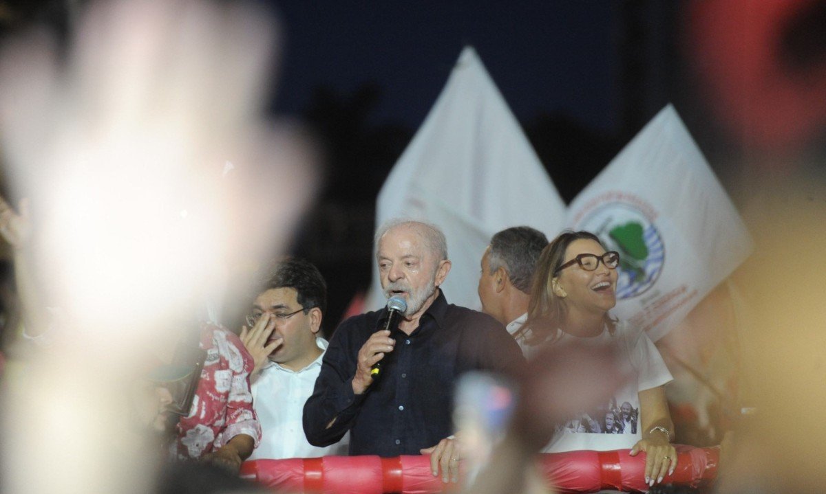 O petista alcançou 51,79% dos votos válidos no país, superando Flávio Bolsonaro, que obteve 48,21% - (crédito: Alexandre Guzanshe/EM/D.A Press )